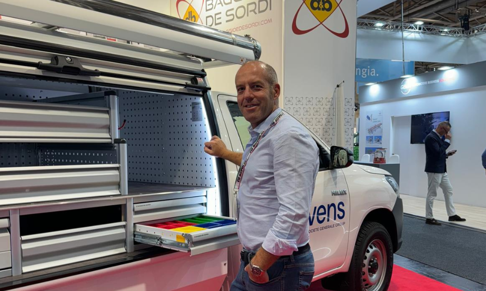 Pick-up truck equipped with a custom curved OFOlux 176 LED light mounted on the side